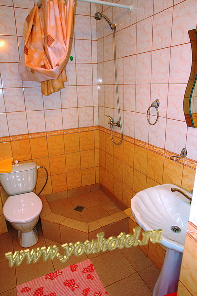 Витязево гостевой дом &quot;Золотое руно&quot; унитаз, душ, раковина в номере